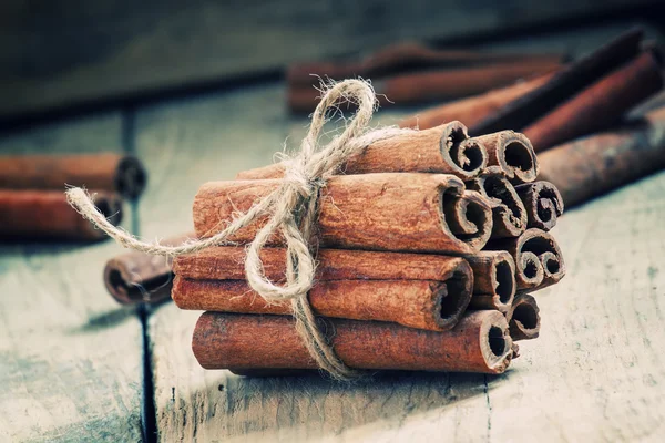 Cinnamon sticks tied with jute rope — Stock Photo, Image