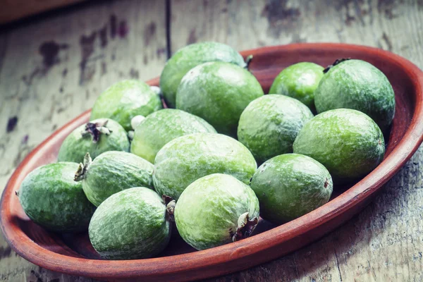 Feijoa em uma chapa, foco seletivo — Fotografia de Stock