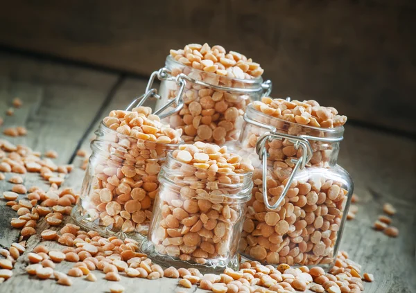 Dry yellow peas in glass jars — Stock Photo, Image