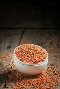 Bir beyaz porselen kase kırmızı mercimek