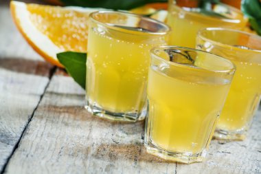 Portakallı gazoz taze portakal bir arka plan üzerinde 