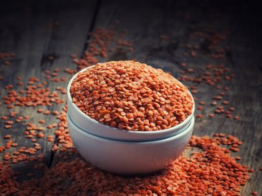 Bir beyaz porselen kase kırmızı mercimek