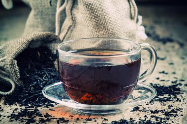 Cam saydam fincan siyah çay ve kuru çay poşetleri 