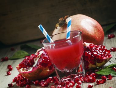 Nar büyük bir cam çizgili payet ile kokteyl