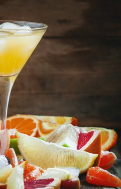 Narenciye kokteyl buz ve meyve dilimleri ile 