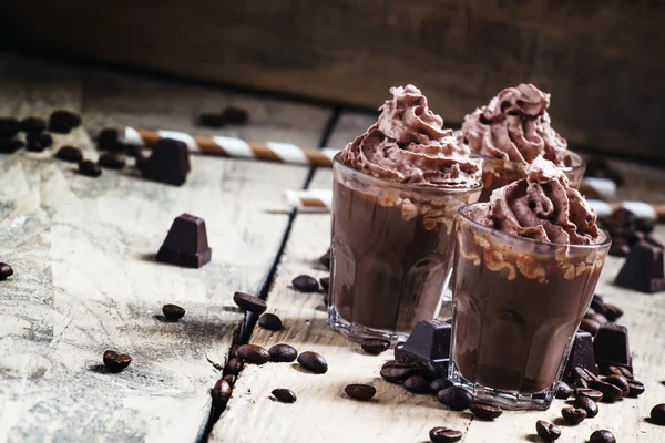 Choklad-kaffe efterrätt med vispad grädde — Stockfoto