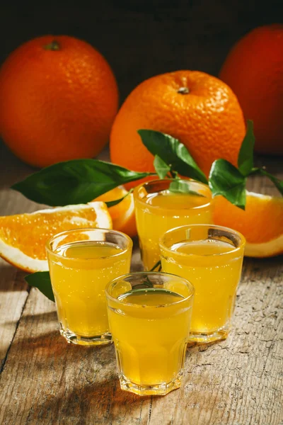 Orange soda on a background of fresh oranges — Stock Photo, Image