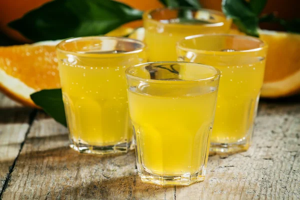 Pomerančová limonáda na pozadí čerstvé pomeranče — Stock fotografie