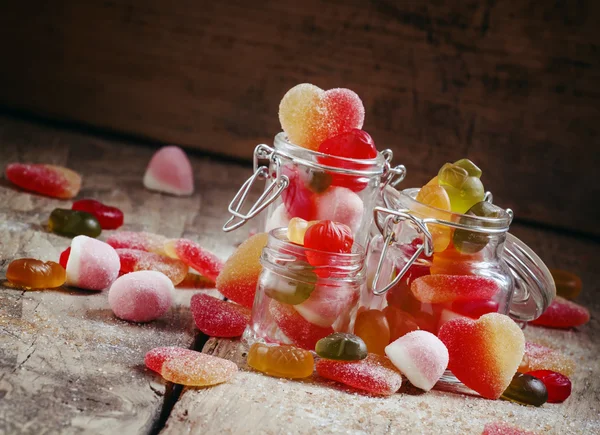 Heldere multi-gekleurde jelly snoepjes in glazen potten — Stockfoto