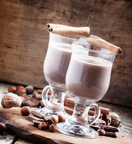 Cacau quente com canela, chocolate e nozes — Fotografia de Stock