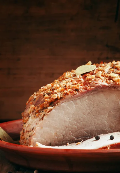 Delicioso cerdo de jamón al horno en una bandeja de barro —  Fotos de Stock
