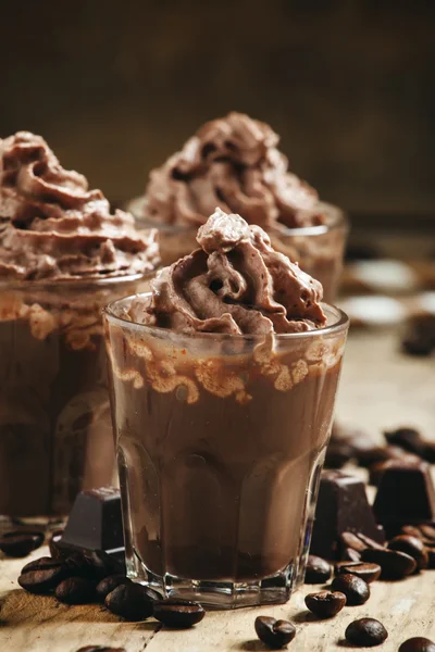 Dessert van de chocolade-koffie met slagroom — Stockfoto