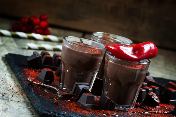 Горячий острый шоколад с красным перцем чили — стоковое фото