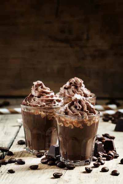 Dessert van de chocolade-koffie met slagroom — Stockfoto