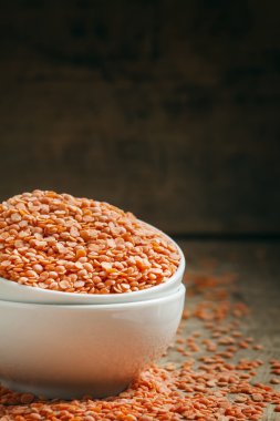 Bir beyaz porselen kase kırmızı mercimek