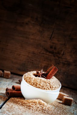 Tarçın sopa, kahverengi şeker kamışı ile beyaz maskeli yıldız anason 