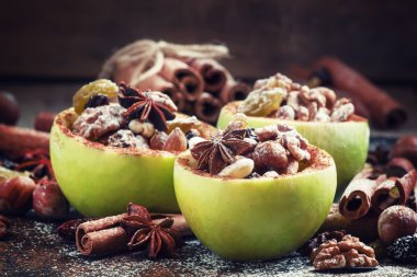 Pişirme için hazırlanan yeşil kış elma  