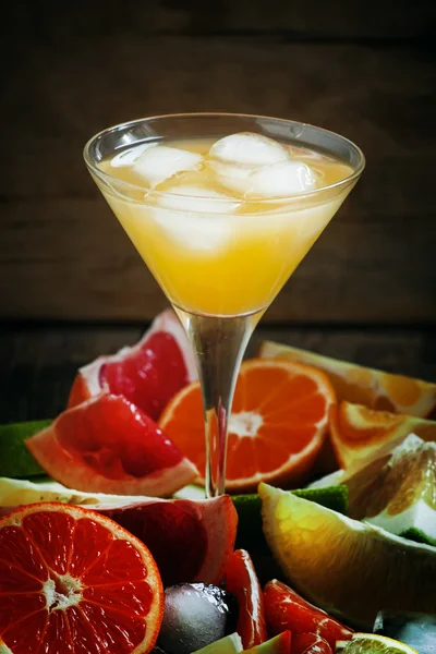 アイスとフルーツのスライスと柑橘系のカクテル — ストック写真