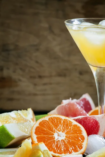 Цитрусовий коктейль з льодом і скибочками фруктів — стокове фото