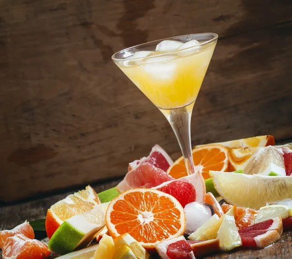 Zitruscocktail mit Eis und Fruchtscheiben — Stockfoto