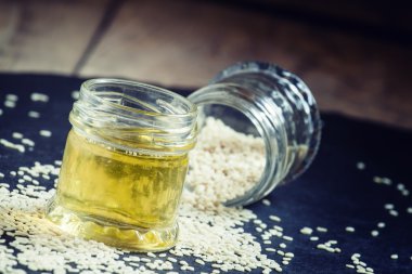 Susam yağı pot ve susam serpilir