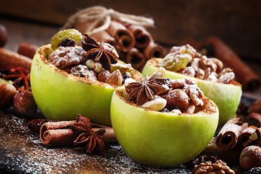 Pişirme için hazırlanan yeşil kış elma 