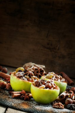 Pişirme için hazırlanan yeşil kış elma 