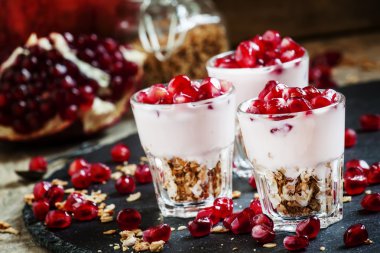 Pişmiş müsli, yoğurt ve nar Kahvaltı