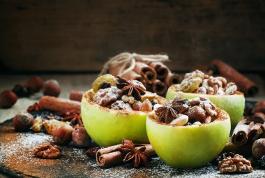 Pişirme için hazırlanan yeşil kış elma 