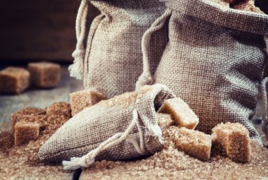 Kesme kahverengi şeker kamışı ve çuval çuval kristaller 