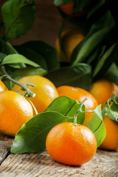 Tangeriner med blad på den gamla trä bakgrunden — Stockfoto