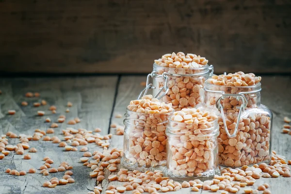 Dry yellow peas in glass jars — Stock Photo, Image