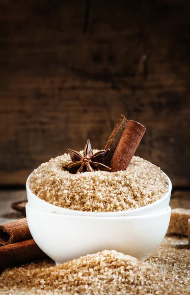 Tarçın sopa, kahverengi şeker kamışı ile beyaz maskeli yıldız anason