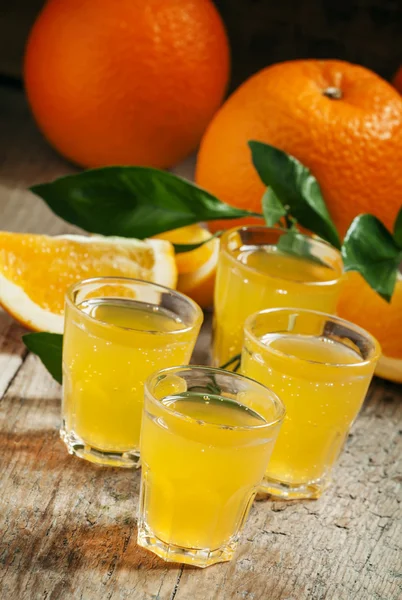 Orange soda on a background of fresh oranges — Stock Photo, Image