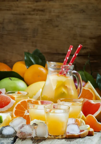 Koktél a citrusfélék levében, a vodka és a jég — Stock Fotó