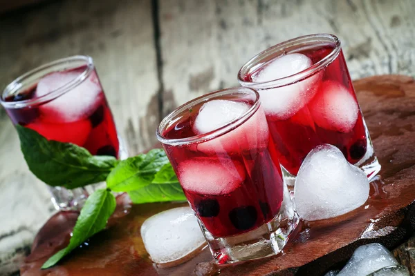 Красный холодный коктейль с сердцем в форме льда — стоковое фото