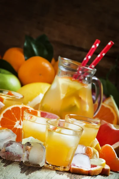 Koktél a citrusfélék levében, a vodka és a jég — Stock Fotó