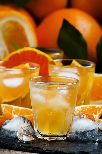 Cocktail alcolico di succo d'arancia, ghiaccio e soda — Foto Stock