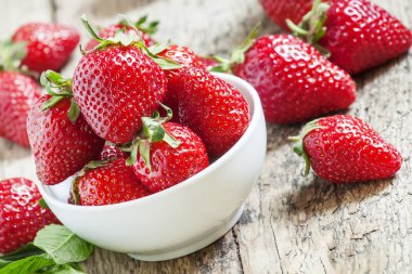 Bir kase taze bahar çilek 