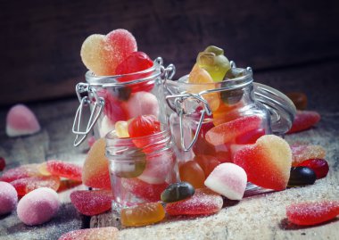 Kavanozların içinde parlak çok renkli jöle şekerler