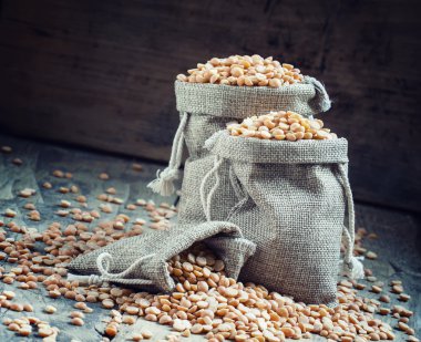 Rustik tarzda bir çuval çuval kuru sarı bezelye