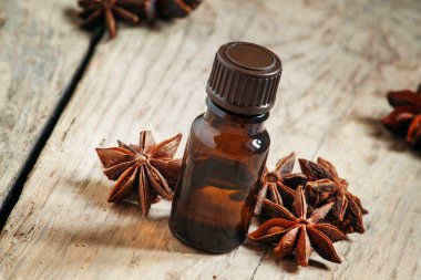 Küçük bir kahverengi şişe içinde anason önemli petrol 