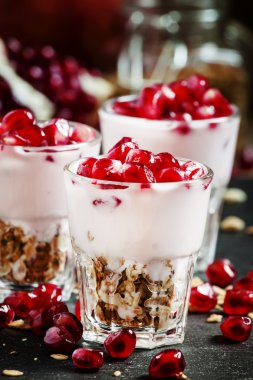 Pişmiş müsli, yoğurt ve nar Kahvaltı