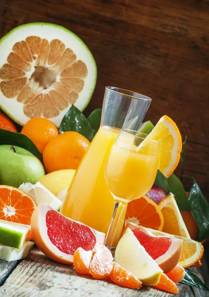 Jugo de cítricos recién exprimido con pulpa y trozos de fruta — Foto de Stock