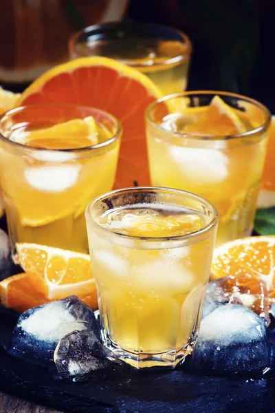 Cocktail alcoólico de suco de laranja, gelo e refrigerante — Fotografia de Stock