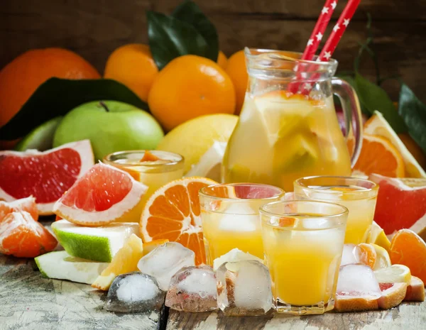 Koktajl z owoców cytrusowych sok, wódkę i lodu — Zdjęcie stockowe