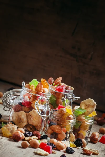 Ořechy a sušené ovoce ve sklenicích — Stock fotografie