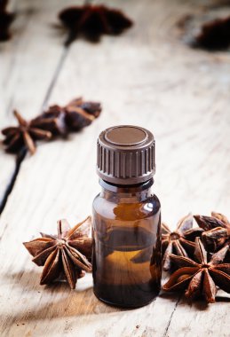 Küçük bir kahverengi şişe içinde anason önemli petrol 