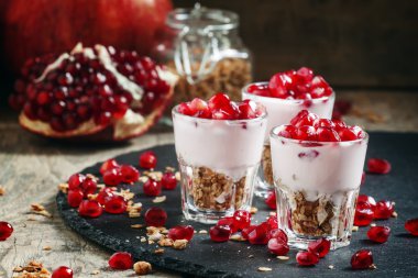 Pişmiş müsli, yoğurt ve nar Kahvaltı