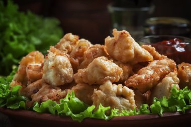 Yeşil salata ve domates sosu ile tempura, tavuklu 